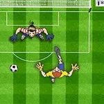 Un jucător de fotbal în galben șutează spre portar în fața porții pe un teren de fotbal
