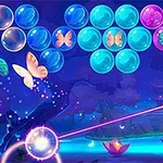 Baloane colorate și fluturi luminoși pe fundalul unei scene de pădure nocturnă cu flori de lotus plutitoare