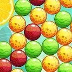 Bile colorate și felii de fructe, precum lămâie și lime, pe un fundal albăstrui
