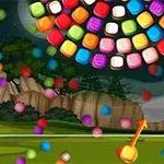 Bile colorate plasate într-o formație de spirală pe un fundal de peisaj montan nocturn, cu copaci și o săgeată care indică către ele