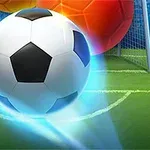 Minge de fotbal alb-negru pe un teren, cu o poartă și alte mingi colorate în fundal