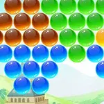 Bile colorate aranjate în grupuri de culori diferite pe un fundal de peisaj