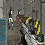 Persoană în uniformă neagră și albă țintind cu o armă într-un coridor industrial, văzută din perspectiva unui alt combatant înarmat