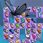 Un fundal de joc cu fluturi colorați și forme geometrice pe un fundal violet, cu un fluture mare în partea de sus