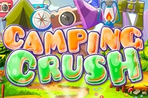 Text colorat Camping Crush pe fundal de natură cu corturi, cameră foto și lanternă
