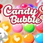 Fată zâmbitoare cu păr roșu, îmbrăcată în albastru, ținând o acadea și un cățel alb, pe fundal de bule colorate și text Candy Bubble