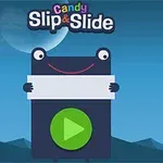 Un personaj desenat ține un panou alb, având un triunghi verde ca un buton de redare, pe un fundal de peisaj montan albastru cu o lună pe cer, sub un titlu colorat „Candy Slip & Slide”
