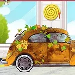 Mașină murdară acoperită cu frunze și noroi, parcată într-un atelier auto