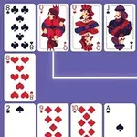 Cărți de joc aranjate pe un fundal violet, cu mai mulți decari și figuri de cărți, inclusiv dame și regi