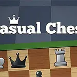 Textul Casual Chess deasupra unei table de șah stilizate cu piese de șah