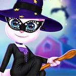 Pisicuță albă costumată în vrăjitoare cu ochelari de carnaval, pălărie violet și ținută neagră, stând pe o mătură lângă un dovleac și o fantomă