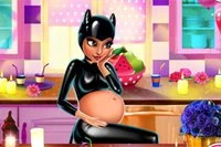 Joacă cu Catwoman în aventura sa de super-eroină însărcinată în Catwoman
