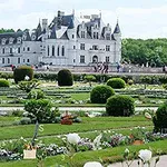 Grădini amenajate cu flori și arbuști și un castel în fundal