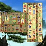 Plăci de joc cu simboluri chinezești plasate pe un fundal cu peisaj montan
