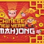 Elemente decorative de Anul Nou Chinezesc cu un porc, o figurină și monede pe un fundal roșu cu motive tradiționale