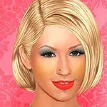 O femeie cu păr blond scurt, machiaj intens și piercinguri pe față, pe un fundal roz decorativ