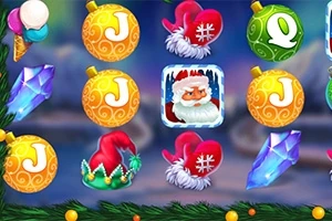 Globuri aurii și verzi, pălărie de Moș Crăciun, cristale albastre și imagine cu Moș Crăciun pe un fundal de iarnă festiv