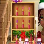 Fată cu pălărie de Moș Crăciun lângă un raft cu rujuri și produse cosmetice în decor festiv de sărbători