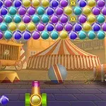 Bile colorate suspendate deasupra unui tun cu fundal de carnaval