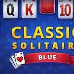 Textul Classic Solitaire Blue este afișat pe un fundal albastru cu cărți de joc