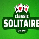 Text alb și cărți de joc pe un fundal verde, cu cuvintele classic solitaire deluxe în centru