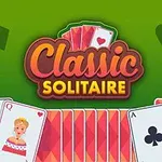 Cărți de joc cu design colorat pe un fundal verde cu text Classic Solitaire