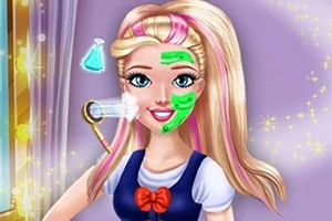 Păpușă blondă cu păr roz suferind un tratament facial într-un salon de înfrumusețare, cu măști verzi și un spray aplicat pe față