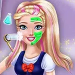 Păpușă blondă cu păr roz suferind un tratament facial într-un salon de înfrumusețare, cu măști verzi și un spray aplicat pe față