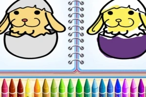 Desen cu doi pui de animale ieșind din ouă într-un caiet de colorat, cu creioane colorate în partea de jos