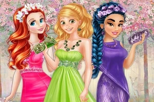 Trei personaje feminine animate, îmbrăcate în rochii elegante de seară, cu flori în păr, zâmbind și ținând accesorii, pe un fundal de flori roz