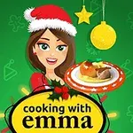 Femeie cu pălărie de Moș Crăciun ținând un platou cu mâncare în fața unui fundal verde decorat festiv