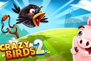 Pasăre neagră în zbor deasupra unui peisaj verde, cu un porc roz speriat în prim-plan și o praștie alături de textul Crazy Birds 2