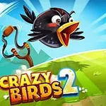 Pasăre neagră în zbor deasupra unui peisaj verde, cu un porc roz speriat în prim-plan și o praștie alături de textul Crazy Birds 2