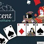 Cărți de joc așezate peste un fundal albastru închis, cu figuri regale și un logo cu text Crescent solitaire