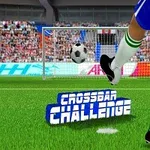 Un jucător de fotbal lovește mingea spre bara transversală a porții pe un teren de fotbal
