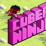 Textul Cube Ninja construit din cuburi roz, cu un ninja animat deasupra, pe un fundal de teren verde și stânci