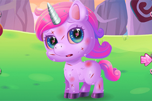 Un cățeluș unicorn roz cu coamă și coadă în nuanțe de roz și violet, având zgârieturi, stă pe un fundal verde cu munți în depărtare
