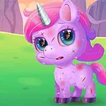 Un cățeluș unicorn roz cu coamă și coadă în nuanțe de roz și violet, având zgârieturi, stă pe un fundal verde cu munți în depărtare