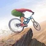 Un ciclist în echipament colorat sare cu bicicleta de munte peste o creastă stâncoasă, într-un peisaj montan dramatic