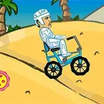Un clovn pe bicicletă roz și o figură îmbrăcată ca un personaj futurist pe bicicletă albastră pedalează într-un peisaj deșertic cu palmieri