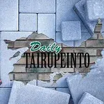Un ciocan negru cu mâner roșu și mănuși roșii pe o suprafață de pavaj gri deschis, cu un text pe fundalul format din cărămizi expuse