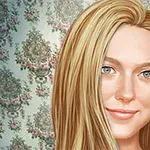 Femeie cu păr blond zâmbind în fața unui fundal cu tapet floral