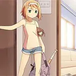 O tânără cu păr scurt, blond și ochi verzi, îmbrăcată în tricou alb și pantaloni scurți albaștri, stă într-o ușă, ținând o geantă și o bâtă de baseball, într-o cameră luminoasă cu o canapea și plante