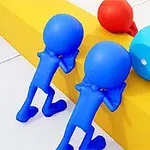 Două figurine albastre împing un cub mare albastru pe o suprafață galbenă, cu o minge roșie în fundal