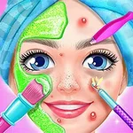 Fată cu ochi albaștri și prosop albastru pe cap, având un tratament facial, cu pensule și pensete colorate aplicate pe față