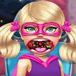 Fetiță blondă cu mască roz pe ochi și pigtails, având gura deschisă, într-un context colorat