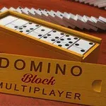 Cutie de domino din lemn deschisă, cu piese așezate în interior și mesajul „DOMINO Block MULTIPLAYER” pe capac, pe o masă de lemn