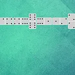 Piese de domino așezate pe un fundal verde, formând un model continuu și unghiular