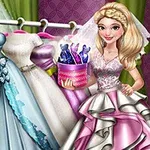 O femeie zâmbitoare în rochie de mireasă alături de o serie de rochii elegante pe un suport, ținând o cutie cu sticle colorate