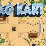 Textul Drag Kart deasupra unei piste de curse sinuoase cu decor desertic și diverse obstacole